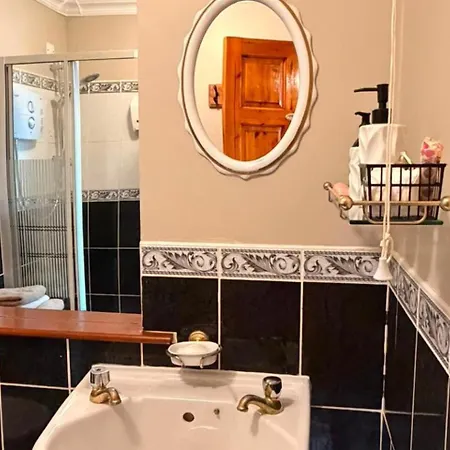 2 Bedroom - Free Parking & Garden شقة