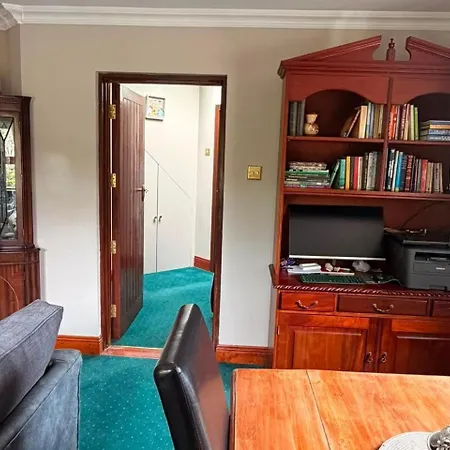 2 Bedroom - Free Parking & Garden *