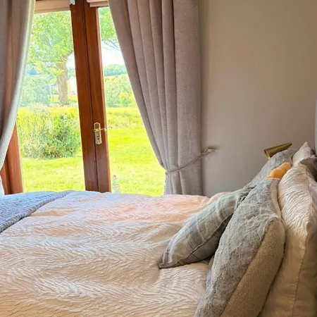 2 Bedroom - Free Parking & Garden * Kilmessan