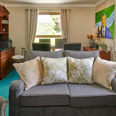 2 Bedroom - Free Parking & Garden شقة *