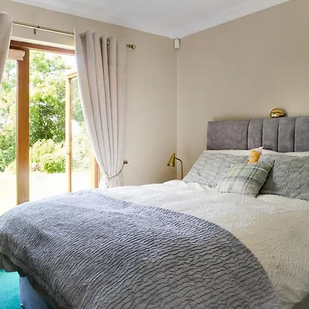 2 Bedroom - Free Parking & Garden Kilmessan