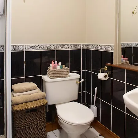 2 Bedroom - Free Parking & Garden شقة *