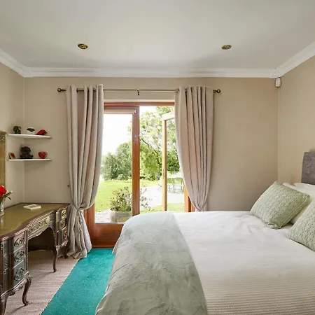 2 Bedroom - Free Parking & Garden *