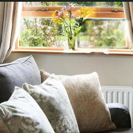 2 Bedroom - Free Parking & Garden *