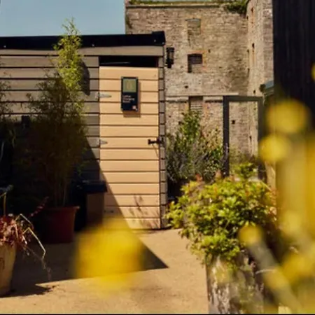2 Bedroom - Free Parking & Garden Apartment